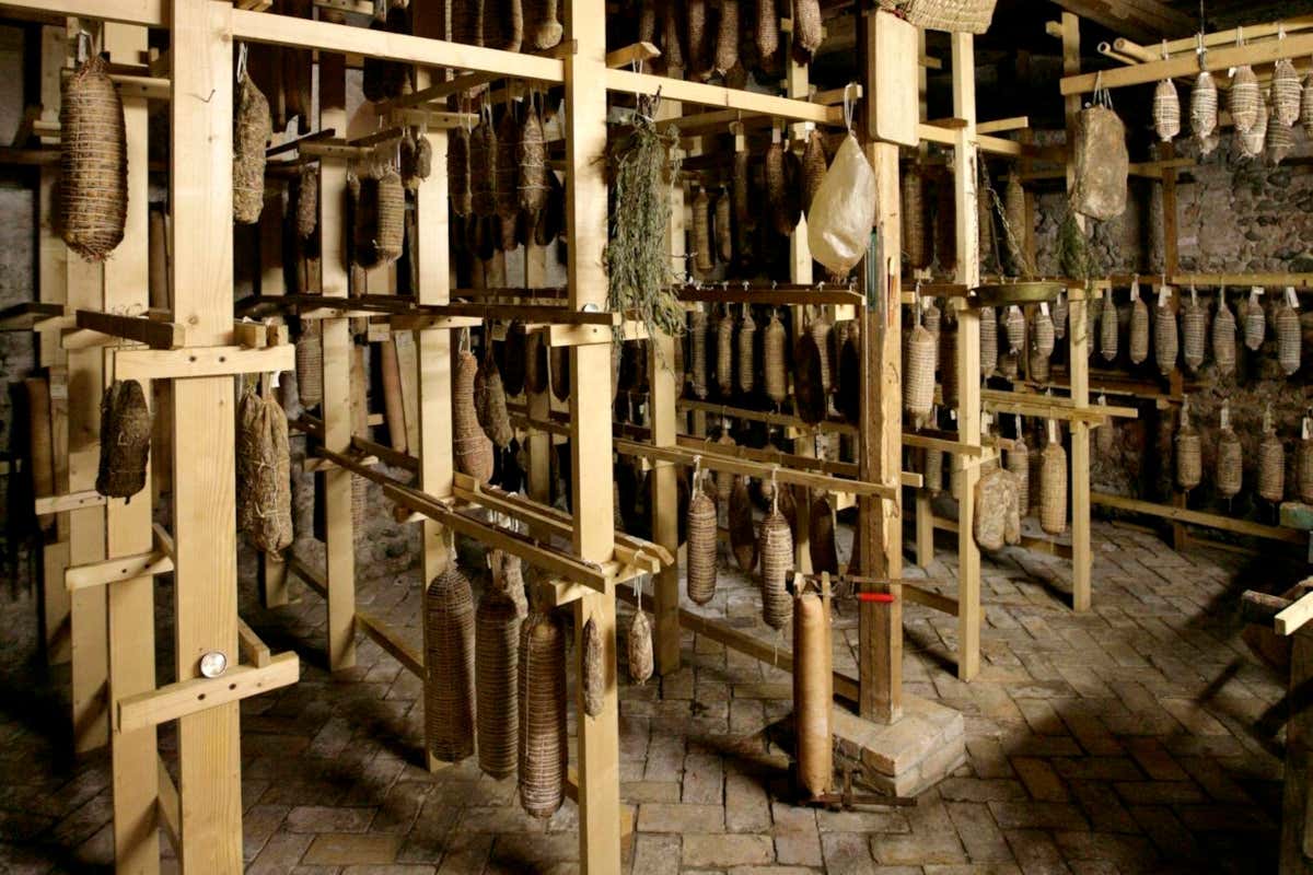 Fums, profums, salums: a Sutrio la festa del gusto con protagonista il maiale